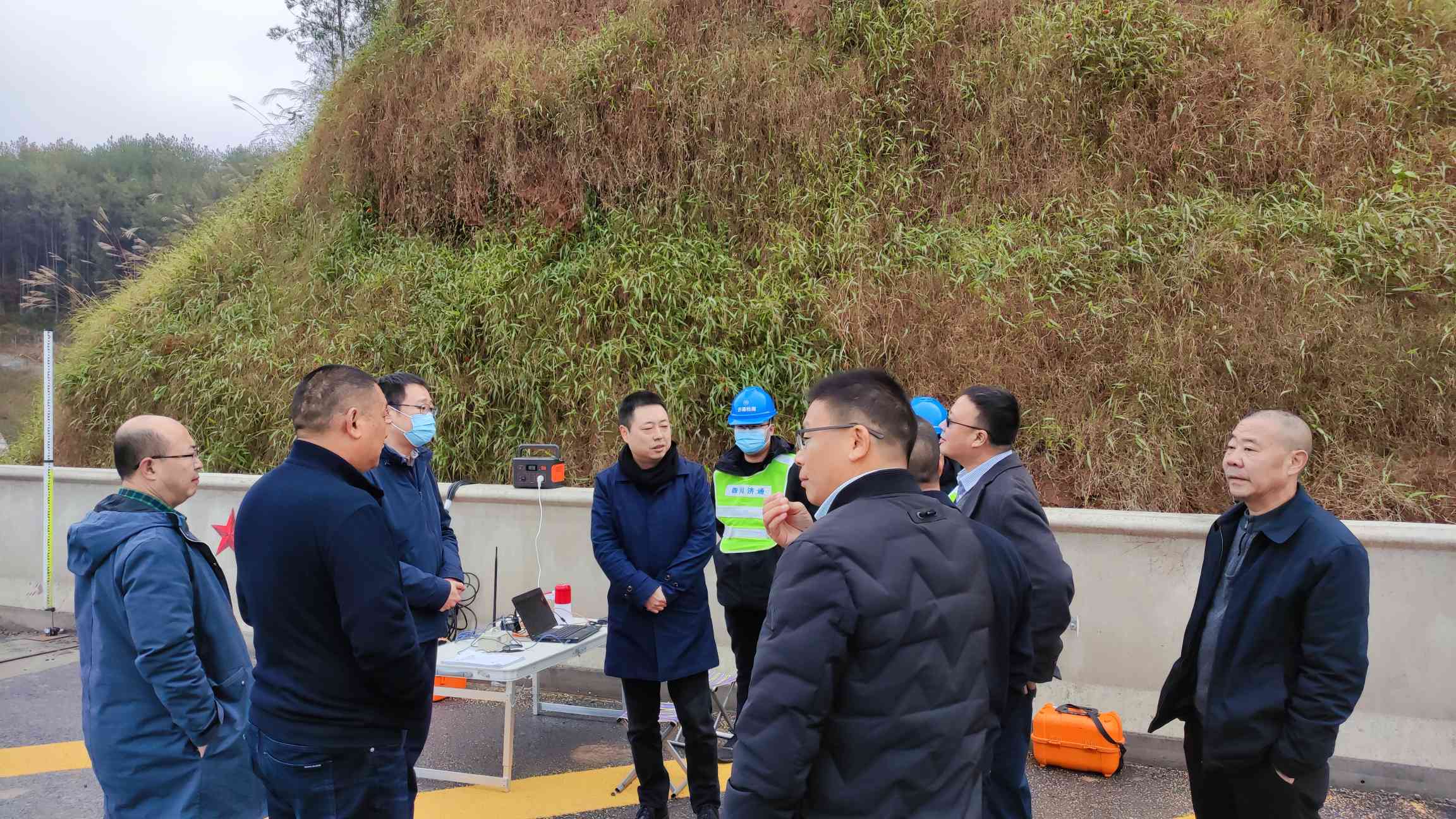廳質監(jiān)站副站長鄒南現場觀看 濟通操作橋梁荷載試驗