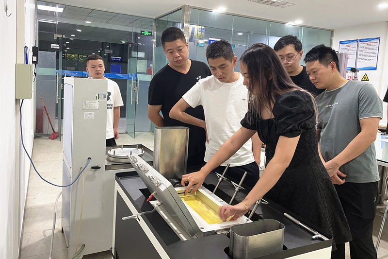 7月26日， 中鐵五局集團有限公司重慶（川渝界）至成都高速公路擴容項目主任、監(jiān)理試驗室主任對濟通公司進行考察，材料檢測部李金泓給大家講解塑料排水板縱向通水量檢測流程_副本.jpg